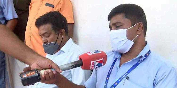 പോലീസ് നോക്കിനിൽക്കെ കെഎസ്ആർടിസി ജീവനക്കാർക്ക് മര്‍ദനം  ;  50 പേർക്കെതിരെ കേസ്