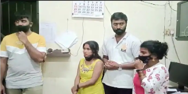 കുടുംബസമേതം കഞ്ചാവ് കടത്ത് ; സ്ത്രീകളടക്കം നാല് പേര്‍ പിടിയില്‍