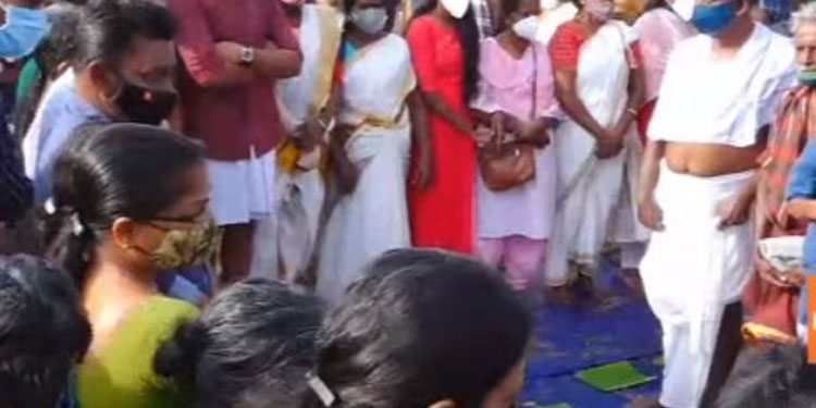 ശിവരാത്രി മഹോത്സവം ; ആലുവ മണപ്പുറത്ത് ബലിതര്‍പ്പണ ചടങ്ങുകള്‍ തുടരുന്നു