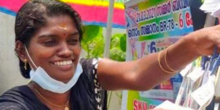 സ്മിജ കാത്തുവെച്ചത് 25 ലക്ഷം സമ്മാനം അടിച്ച ടിക്കറ്റ് ; വിമാനത്തില്‍ പറന്നെത്തി വിജയി