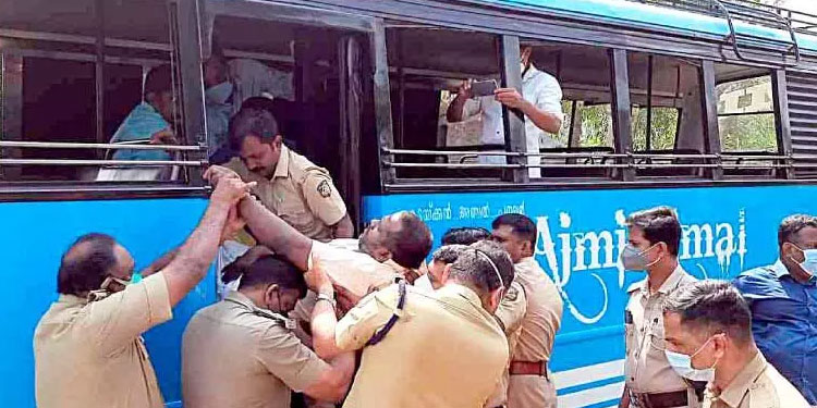 ബസിനുള്ളിൽ സമരം  : കിടപ്പു രോഗിയെയും കുടുംബത്തെയും ‘കുടിയൊഴിപ്പിച്ചു’