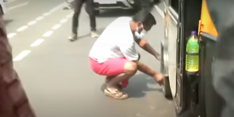 വണ്ടി കത്തിച്ചുകളയാം ; പോലീസുകാർ നോക്കി നിൽക്കെ ഓട്ടോറിക്ഷയുടെ കാറ്റ് അഴിച്ചുവിട്ടു