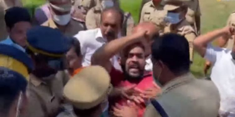 സില്‍വര്‍ ലൈന്‍ കല്ലിടല്‍ ; എറണാകുളത്തും ആലപ്പുഴയിലും പ്രതിഷേധം ; എട്ടുപേരെ അറസ്റ്റ് ചെയ്ത് നീക്കി