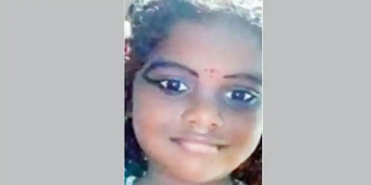കാറിന്റെ ഡോർ തട്ടി ബൈക്ക് മറിഞ്ഞ് ആറ് വയസ്സുകാരി മരിച്ചു