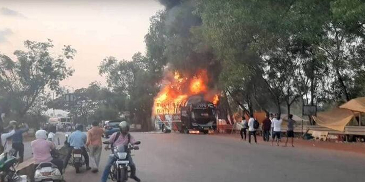 കണ്ണൂരില്‍ നിന്നും ടൂറിന് പോയ കോളേജ് വിദ്യാര്‍ത്ഥികളുടെ ബസിന് ഗോവയില്‍ വച്ച് തീപിടിച്ചു