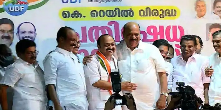 കെ റെയിൽ സമര വേദിയിൽ കെട്ടിപ്പിടിച്ച് മാണി സി കാപ്പനും വിഡി സതീശനും