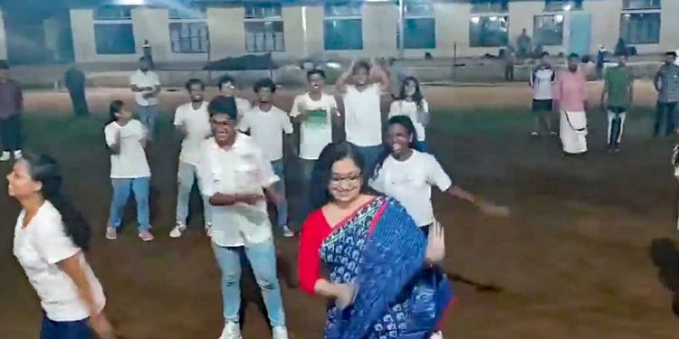 ഫ്ലാഷ് മോബിൽ നൃത്തച്ചുവടുമായി കലക്ടർ ദിവ്യ എസ്. അയ്യർ