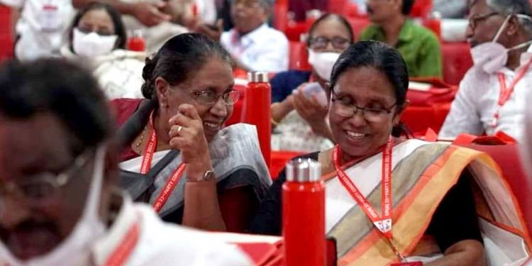 ‘ അടുത്തടുത്ത സീറ്റുകളിലാണ് ഇരുന്നത് ; വിശ്വസിക്കാനാവാത്ത വിയോഗം’