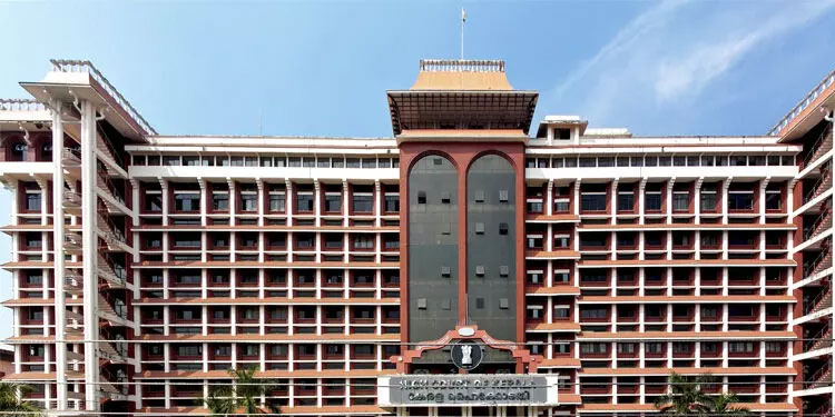 പണിമുടക്ക് തടഞ്ഞുള്ള ഉത്തരവിനെതിരെ ഹൈകോടതി മാർച്ച്