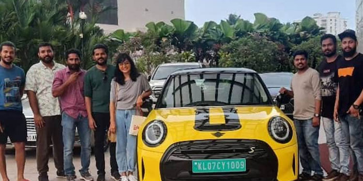 മിനികൂപ്പര്‍ ഇലക്ട്രിക് മോഡല്‍ സ്വന്തമാക്കി മഞ്ജു വാര്യർ