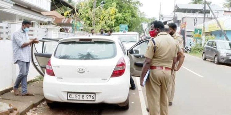 ലോറിയിലിടിച്ച കാറിൽ നിന്ന് നാലുപേർ ഇറങ്ങിയോടി , കാറിനകത്ത് തുരുമ്പെടുത്ത രക്തക്കറയുള്ള വടിവാൾ