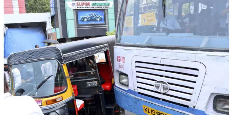 സൈഡ്​ നൽകാത്തത്​ ചോദ്യം ചെയ്തതിന്​ ഓട്ടോയിൽ ബസ്​ ഇടിപ്പിച്ചതായി പരാതി