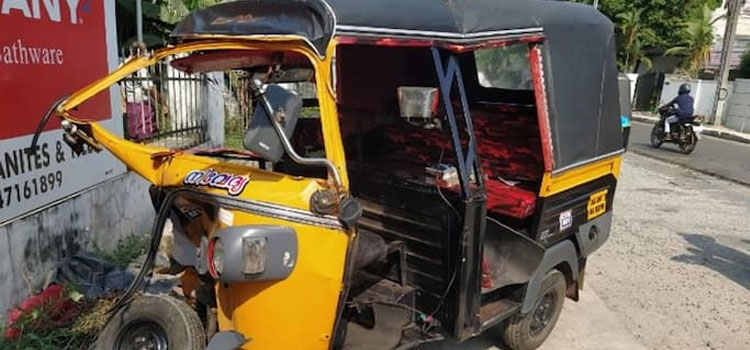 എസി റോഡിൽ കാറും ഓട്ടോയും കൂട്ടിയിടിച്ചു , ഓട്ടോ ഡ്രൈവർക്കും യാത്രികനും പരിക്ക്