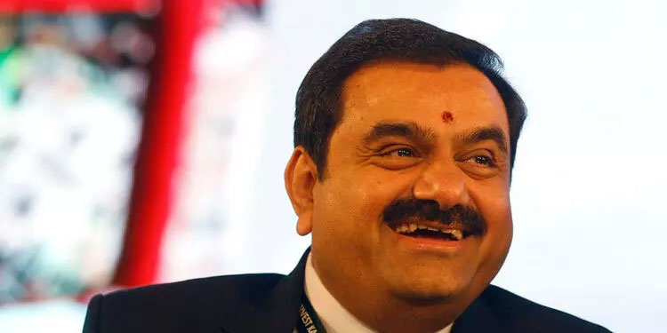 സിമന്റ് വ്യവസായത്തിലേക്കും അദാനിയെത്തുന്നു; ഇന്ത്യയിലെ പ്രമുഖ കമ്പനികളെ വാങ്ങും