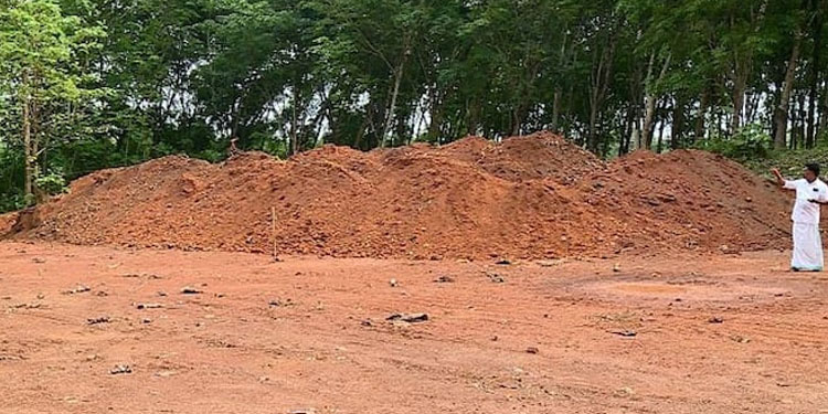 ലൈഫ് പദ്ധതിയില്‍ വീട് വയ്ക്കാന്‍ മണ്ണ് നീക്കി ; മണ്ണുമാന്തി യന്ത്രം റവന്യൂവകുപ്പ് പിടിച്ചെടുത്തു , പിഴയിട്ടു