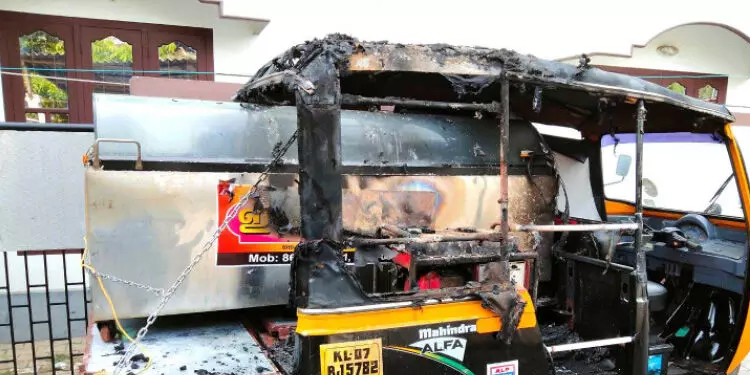 വീടിന് മുന്നിൽ നിർത്തിയിട്ട നാലുവാഹനത്തിന് തീയിട്ടു