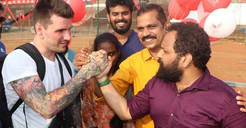 കേരളത്തെക്കുറിച്ച് പഠിക്കാൻ ‘അമേരിക്കയിൽ നിന്നൊരു സഖാവ്’; ‌വൈറൽ ചിത്രം!
