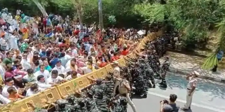ദില്ലി സർക്കാർ ഇന്ധന നികുതി കുറക്കണം ; അരവിന്ദ് കെജ്രിവാളിന്റെ വസതിക്ക് മുന്നിൽ ബിജെപിയുടെ കൂറ്റൻ സമരം‌‌