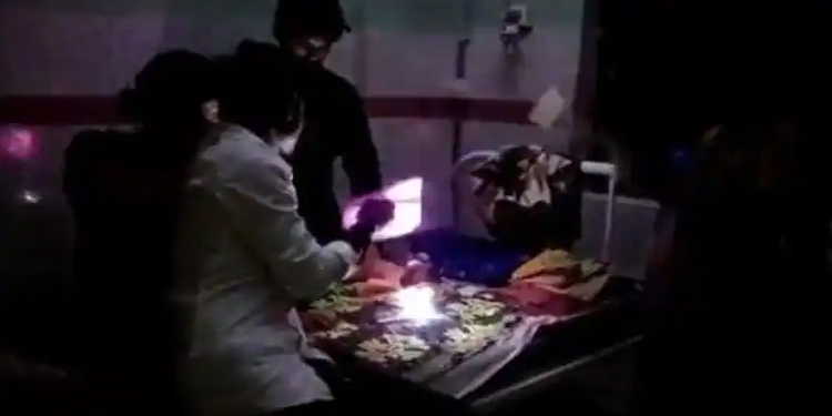 ആശുപത്രിയില്‍ മൊബൈല്‍ വെളിച്ചത്തില്‍ പ്രസവിച്ച് യുവതി