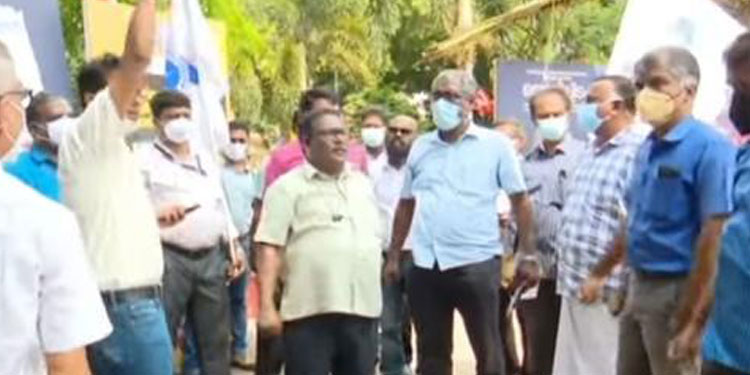 അവസാനിക്കാതെ കെഎസ്ഇബി പോര് ; മാനേജ്‌മെന്റിനെതിരായ അനിശ്ചിതകാല സമരം തുടരുന്നു