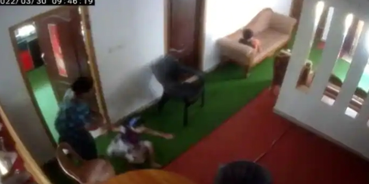 പെൺകുട്ടിയെ വലിച്ചെറിഞ്ഞ സംഭവം ; മർദ്ദിച്ചത് ചോറ് വാർക്കുന്നതിനിടെ അടുക്കളയിൽ കയറിയതിന്