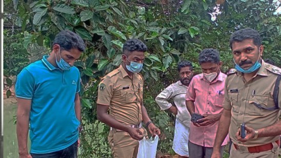 മീന്‍ പിടിക്കുന്നതിനിടെ തോട്ട പൊട്ടി ; 16 കാരന്റെ കൈ തകര്‍ന്നു