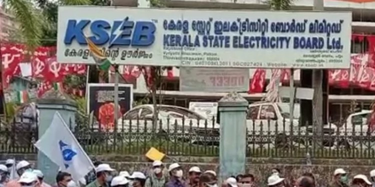പിഴ ചുമത്തൽ നോട്ടിസ് വൈദ്യുതി ഭവൻ വളയൽ സമരത്തിന്റെ പ്രതികാരം ; കെഎസ് ഇ ബി ഓഫീസേഴ്‌സ് അസോസിയേഷൻ