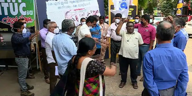 വെറുതെ വെയിലത്തും മഴയത്തും നിന്നിട്ട് കാര്യമില്ല ; സമരക്കാരോട് ചെയർമാൻ