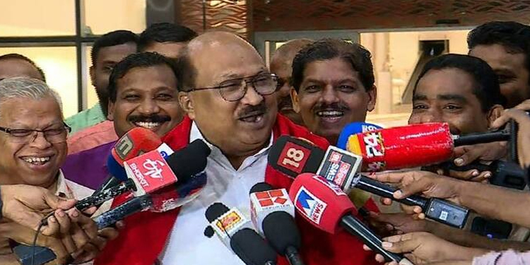 ആരവങ്ങൾക്ക് നടുവിൽ ചുവന്ന ഷാൾ പുതച്ച് കെവി തോമസ് ; കണ്ണൂരിൽ വൻ സ്വീകരണമൊരുക്കി സിപിഎം