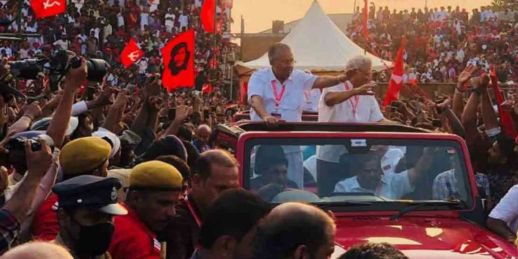 കരുത്ത് തെളിയിച്ച് ചുവപ്പ് റാലി , ഒഴുകിയെത്തി പതിനായിരങ്ങൾ  ; ചെങ്കടലായി കണ്ണൂർ