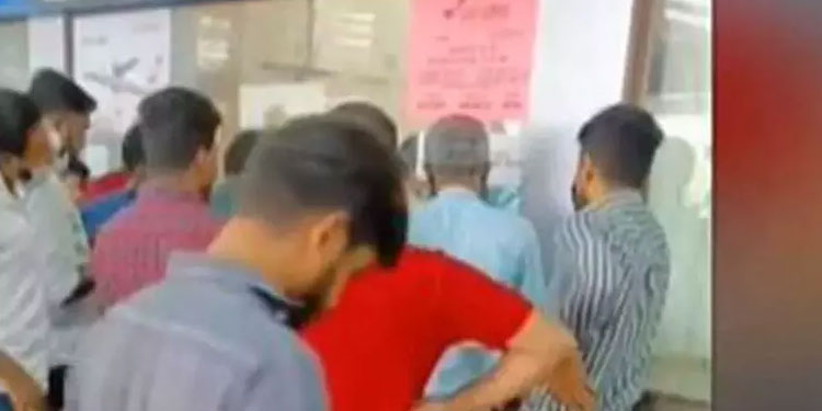ഉച്ചക്കുള്ള കോഴിക്കോട്-ദോഹ എയർ ഇന്ത്യ വിമാനം രാവിലെ പോയി ;   ദുരിതത്തിലായി യാത്രക്കാർ