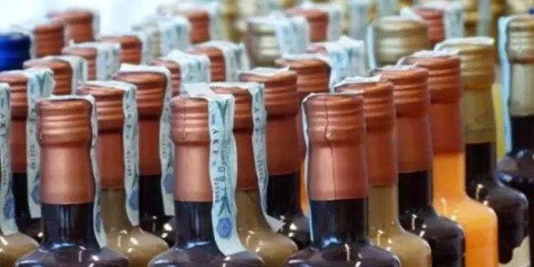 75 കു​പ്പി വ്യാ​ജ​മ​ദ്യ​വു​മാ​യി ര​ണ്ട് യു​വാ​ക്ക​ൾ പി​ടി​യി​ൽ