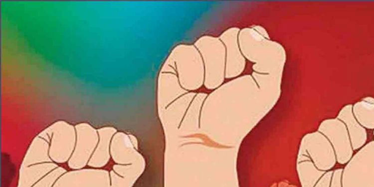 നേതാക്കളുടെ സസ്പെൻഷൻ :  വൈദ്യുതി ഭവനു മുന്നിൽ സത്യഗ്രഹം തുടങ്ങി