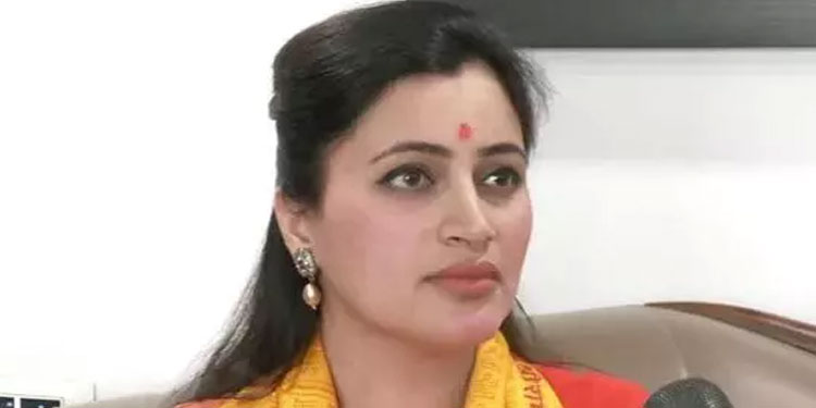 ഉദ്ധവ് താക്കറെ സംസ്ഥാനത്ത് ബംഗാളിന് സമാനമായ സാഹചര്യമുണ്ടാക്കാൻ ശ്രമിക്കുന്നു ; ഹനുമാൻ ചാലിസ വിവാദത്തിൽ നവനീത് റാണ എം.പി