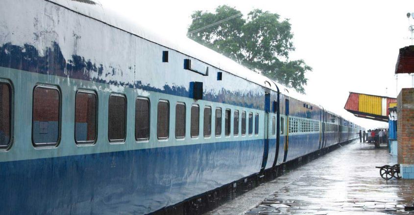 കോട്ടയത്ത് ടണലിനു സമീപം മണ്ണിടിച്ചിൽ; വേണാട് പിടിച്ചിട്ടു, ട്രെയിനുകൾ വൈകും