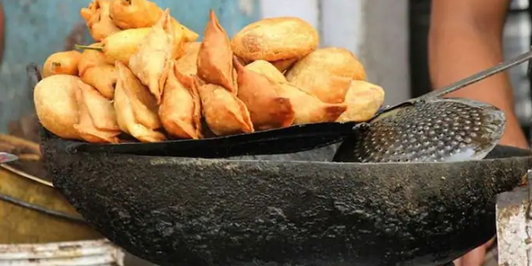30 വര്‍ഷമായി സമൂസ ഉണ്ടാക്കിയത് കക്കൂസില്‍ ; വര്‍ഷങ്ങള്‍ പഴകിയ ഇറച്ചിയും ചീസും, റെസ്റ്റോറന്‍റിന് പൂട്ട്