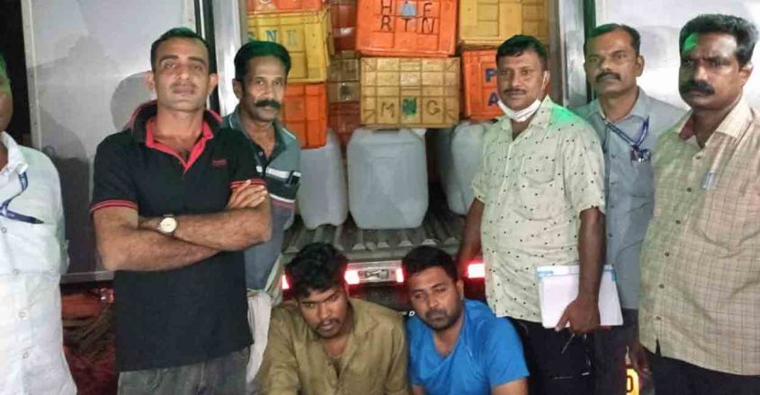 അഴുകിയ മത്സ്യങ്ങൾക്കിടയിൽ ഒളിപ്പിച്ചുകടത്തി 30 കന്നാസ് സ്പിരിറ്റ്; 2 പേർ അറസ്റ്റിൽ
