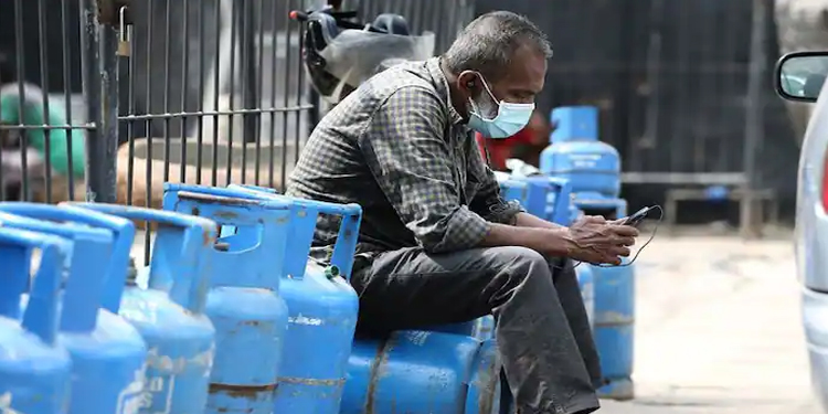 ശ്രീലങ്കയിൽ ഫേസ്ബുക്കിനും വാട്സാപ്പിനുമടക്കം വിലക്ക് ; നടപടി കർഫ്യൂവിന് പിന്നാലെ