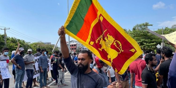 ശ്രീലങ്കയില്‍ സര്‍ക്കാര്‍ വിരുദ്ധ പ്രതിഷേധം ശക്തം ; മുന്‍മന്ത്രിയുടെ വീട് അടിച്ചുതകര്‍ത്തു