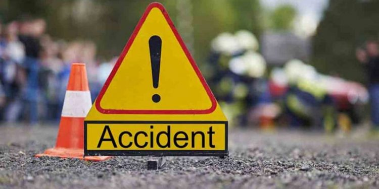 പത്തനംതിട്ടയിൽ കാറിടിച്ച് 2 പേർ മരിച്ചു ; ആശുപത്രിയിൽ എത്തിക്കാൻ വൈകിയെന്ന് പരാതി