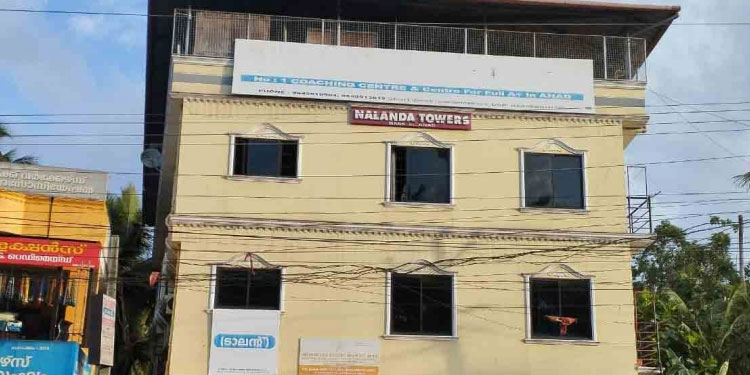 യുവതിയും യുവാവും ഫ്ലാറ്റിനുള്ളിൽ തീകൊളുത്തി മരിച്ചു; യുവതിയുടെ മകൾ ഇറങ്ങിയോടി