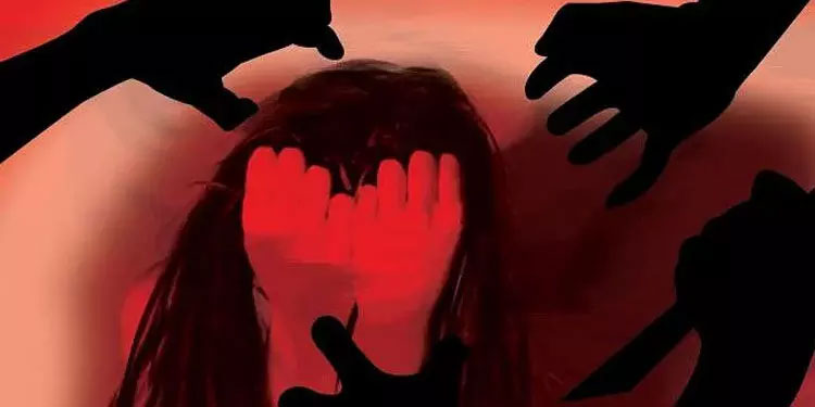 16കാരിക്ക് ബലപ്രയോഗത്തിലൂടെ ഗർഭഛിദ്രത്തിനുള്ള ഗുളിക നൽകി; പിതാവടക്കം മൂന്നുപേർ അറസ്റ്റിൽ