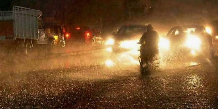 രാത്രി കേരളത്തിൽ എല്ലാ ജില്ലകളിലും ഒറ്റപ്പെട്ട മഴയ്ക്ക് സാധ്യത ; ഏഴ് ജില്ലകളിൽ ഓറഞ്ച് അലർട്ട് തുടരുന്നു