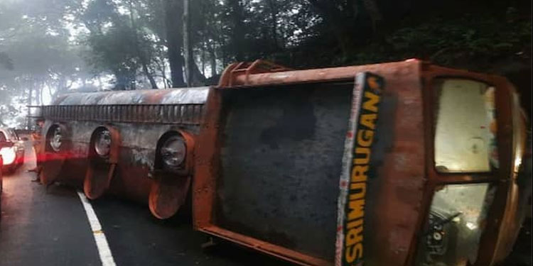 താമരശ്ശേരി ചുരത്തില്‍ ടാങ്കര്‍ ലോറി മറിഞ്ഞു; ഗതാഗത കുരുക്ക്