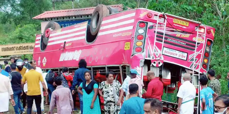 കാസർകോട്ട് സ്വകാര്യ ബസ് തലകീഴായി മറിഞ്ഞു; നിരവധി പേർക്ക് പരുക്ക്