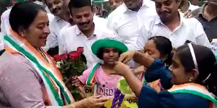 വാഹന പര്യടനത്തിനിടെ ഉമ തോമസിനെ അദ്ഭുതപ്പെടുത്തി കൊച്ചുമിടുക്കിയുടെ മാജിക്