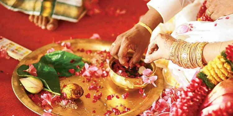 മുണ്ടില്ല, പകരം ഷെര്‍വാണി ; വരനെ കല്ലെറിഞ്ഞ് വധുവിന്റെ ബന്ധുക്കൾ; അടിയോടടി