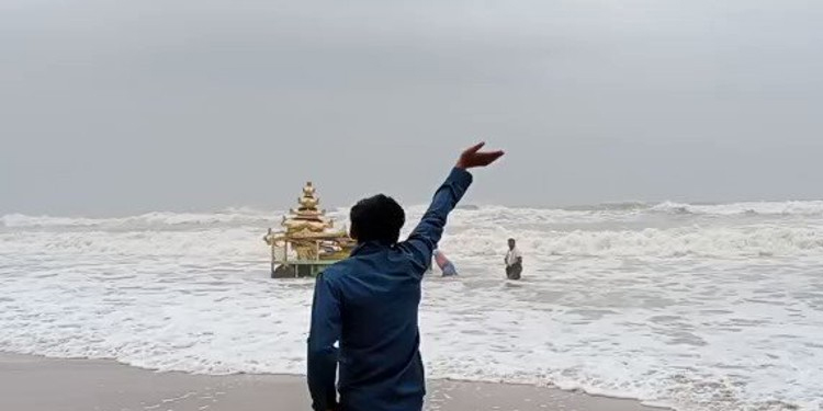 ചുഴലിക്കാറ്റ് ; തീരത്തടിഞ്ഞ് സ്വർണ്ണ നിറമുള്ള തേര്