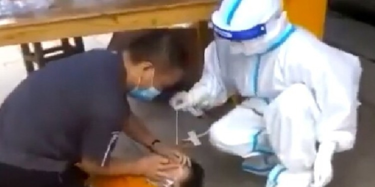 സ്ത്രീയെ ഓടിച്ചിട്ട് പിടിച്ച് ബലമായി കൊവിഡ് പരിശോധന ; വിഡിയോ വൈറൽ