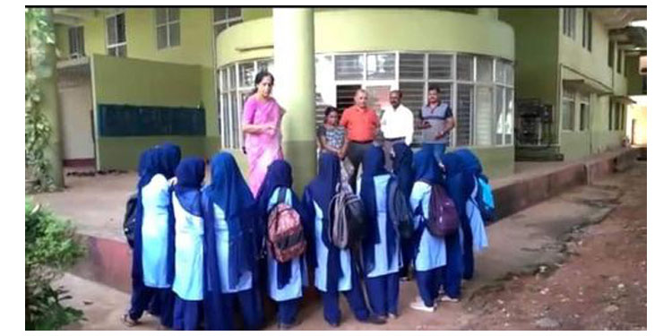 മം​ഗളൂരു സർവകലാശാലയിലും വിവാദം ; ഹിജാബ് ധരിച്ചെത്തിയ വിദ്യാർഥികളെ തിരിച്ചയച്ചു